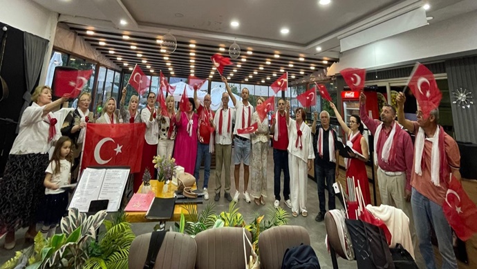 KÜLTÜRLERİN NOTALARLA BULUŞTUĞU YER: MİMOZA’M KAFE’DE DOSTLUK RÜZGARI!