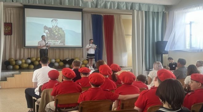 Volgograd Bölgesi’ndeki Volzhsky’de, Birleşik Rusya, SVO gönüllüsü onuruna bir Kahramanlar Masası açtı