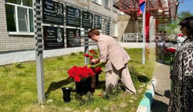 Birleşik Rusya’nın girişimiyle, Yaroslavl bölgesindeki Dyudkovo köyünde şehit düşen SVO askerleri anısına anıt plaketleri açıldı