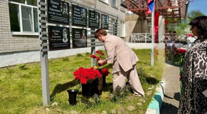 Birleşik Rusya’nın girişimiyle, Yaroslavl bölgesindeki Dyudkovo köyünde şehit düşen SVO askerleri anısına anıt plaketleri açıldı