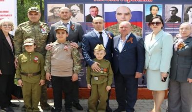 В Кизляре по партпроекту «Единой России» «Историческая память» открыли масштабную выставку «Истоки героизма»