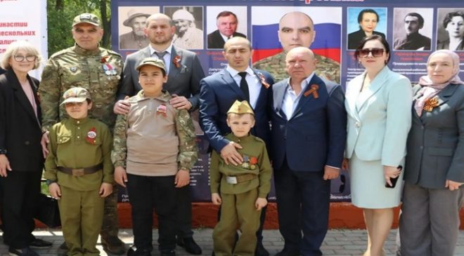 Birleşik Rusya partisinin “Tarihsel Bellek” projesi kapsamında Kizlyar’da “Kahramanlığın Kökenleri” adlı büyük ölçekli bir sergi açıldı