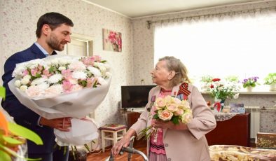 Подарки, цветы, слова благодарности: «Единая Россия» поздравила фронтовиков с Днём Победы