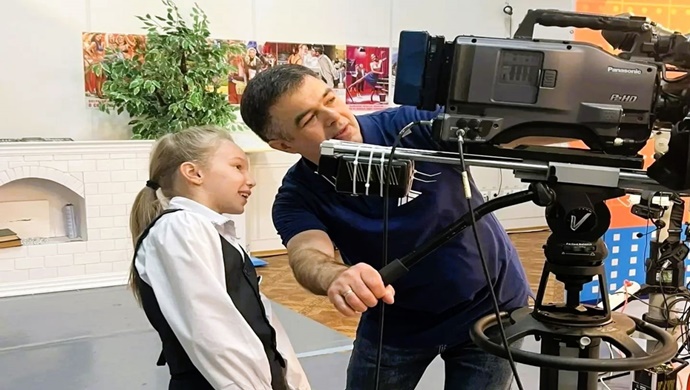 Birleşik Rusya’nın girişimiyle, Pokachi’den (Khanty-Mansi Özerk Bölgesi) öğrenciler televizyon ve radyo şirketini ziyaret etti