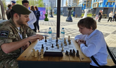 Birleşik Rusya, Hantı-Mansiysk’te girişimciler ve okul öğrencileri için bir satranç turnuvası düzenledi