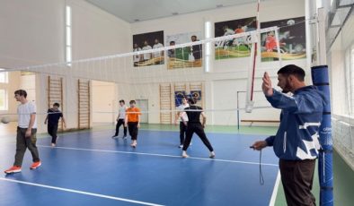 Birleşik Rusya’nın desteğiyle Çeçenya’nın Kurchaloy bölgesinde ilkokul öğrencileri için bir voleybol turnuvası düzenlendi