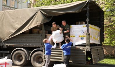 Arabalar, jeneratörler, kamuflaj ağları, yiyecekler ve çocuklardan gelen mektuplar: Birleşik Rusya cephedeki askerlere yardım gönderdi