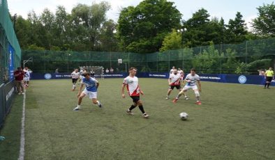 Kazan’da, Birleşik Rusya aktivistleri gazetecilerle futbol maçı yaptı