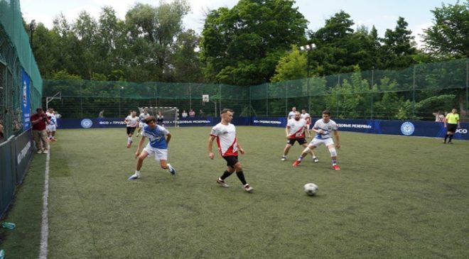 Kazan’da, Birleşik Rusya aktivistleri gazetecilerle futbol maçı yaptı