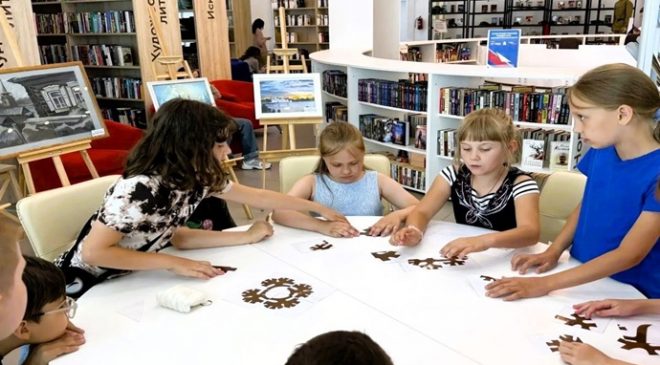 Birleşik Rusya, Hantı-Mansi Özerk Okrugu’ndaki okul çocukları için etnik bir keşif gezisi ve banka turu düzenledi