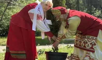 В Унече Брянской области единороссы высадили деревья на территории местной ЦРБ