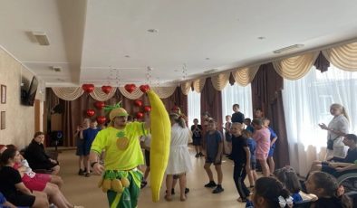 Voronezh bölgesinde, Birleşik Rusya partisi Buturlinovsky yatılı okulunun çocukları için bir kutlama düzenledi