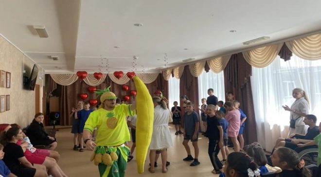 Voronezh bölgesinde, Birleşik Rusya partisi Buturlinovsky yatılı okulunun çocukları için bir kutlama düzenledi
