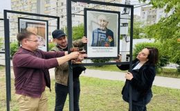 При поддержке «Единой России» обновили галерею портретов в Сквере ветеранов в Астрахани