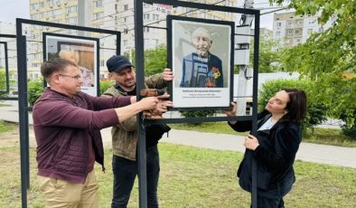 При поддержке «Единой России» обновили галерею портретов в Сквере ветеранов в Астрахани
