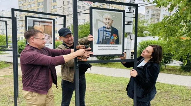 При поддержке «Единой России» обновили галерею портретов в Сквере ветеранов в Астрахани