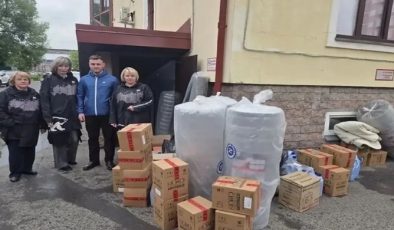 Birleşik Rusya, kurdele karşılığında otomobil, jeneratör, dört pervaneli insansız hava aracı ve çocukların resimlerini bağışladı