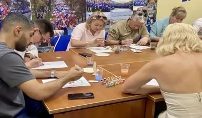St. Petersburg’daki Birleşik Rusya halk destek merkezinde aktivistlere geleneksel bir halk oyuncağı yapımı öğretildi