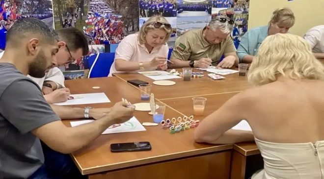 В штабе общественной поддержки «Единой России» в Санкт-Петербурге активистов научили изготовлению традиционной народной игрушки
