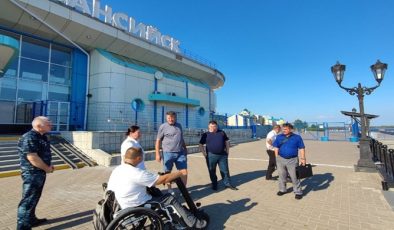 Сторонники «Единой России» проверили автовокзал в Ханты-Мансийске на предмет доступности для маломобильных жителей