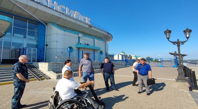 Сторонники «Единой России» проверили автовокзал в Ханты-Мансийске на предмет доступности для маломобильных жителей