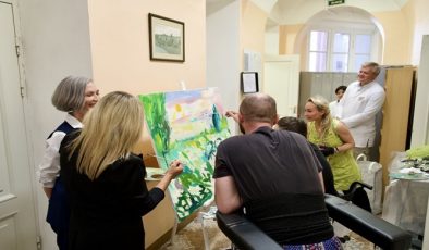 В Санкт-Петербурге «Женское движение Единой России» организовало мастер-класс по живописи для участников СВО