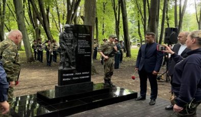 Birleşik Rusya’nın katılımıyla, Kaliningrad Oblastı’ndaki Çernyakhovsk’ta Özel Askeri Bölge askerleri anısına bir anıt açıldı