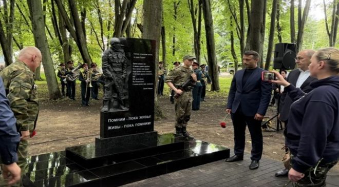 Birleşik Rusya’nın katılımıyla, Kaliningrad Oblastı’ndaki Çernyakhovsk’ta Özel Askeri Bölge askerleri anısına bir anıt açıldı