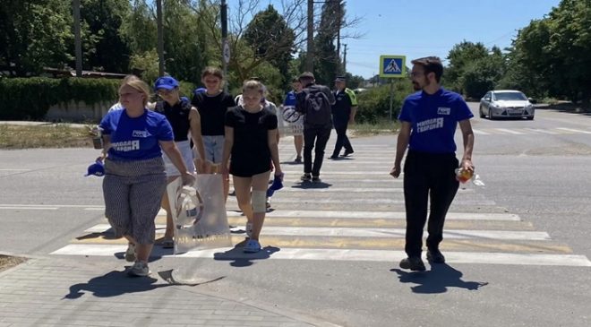 Birleşik Rusya, Kherson Oblastı’ndaki Henichesk şehrinde çocuklar için yol güvenliği konusunda sokak dersi düzenledi