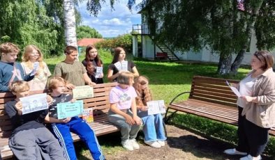 Birleşik Rusya partisi destekçileri, Ulyanovsk bölgesindeki Zarechnoye köyünde okul çocuklarına trafik kuralları hakkında bir konferans düzenledi
