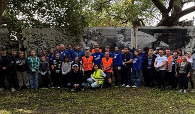 Birleşik Rusya Genç Muhafızları aktivistleri, Kaliningrad’ın ilk yerleşimcilerinin mezarlıklarını temizledi