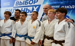 Lipetsk Oblastı’ndaki Yelets şehrinde, Alexander Karelin spor okullarının öğrencileri için bir ustalık sınıfı düzenledi