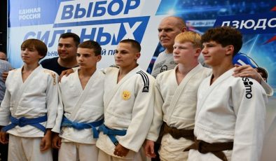Lipetsk Oblastı’ndaki Yelets şehrinde, Alexander Karelin spor okullarının öğrencileri için bir ustalık sınıfı düzenledi