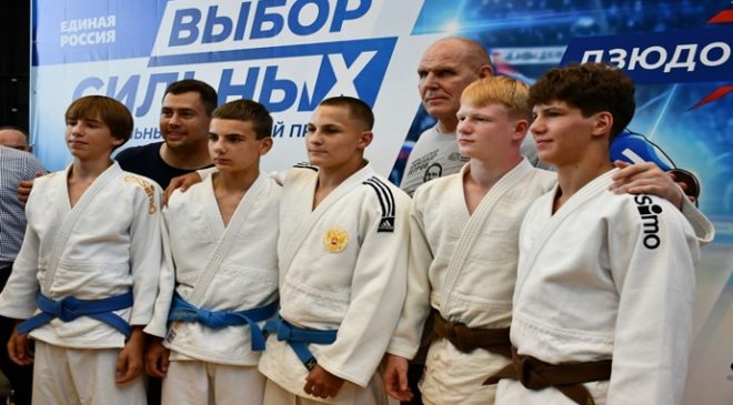 В Ельце Липецкой области Александр Карелин провёл мастер-класс для воспитанников спортшкол