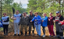 Birleşik Rusya aktivistleri, Vologda bölgesindeki Chagoda köyünde düzenlenen bir temizlik gününe katıldı