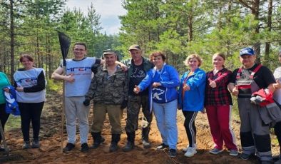 Birleşik Rusya aktivistleri, Vologda bölgesindeki Chagoda köyünde düzenlenen bir temizlik gününe katıldı