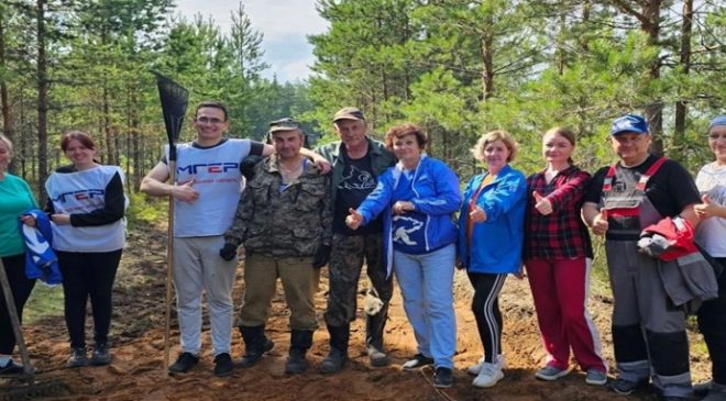 Birleşik Rusya aktivistleri, Vologda bölgesindeki Chagoda köyünde düzenlenen bir temizlik gününe katıldı