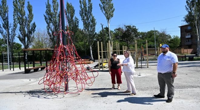 Birleşik Rusya, bölgelerdeki park iyileştirmelerini, okul yenilemelerini ve konut inşaatlarını denetliyor