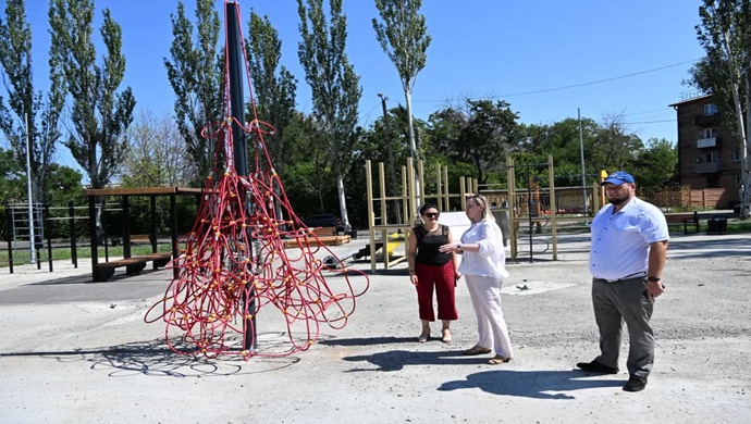 Birleşik Rusya, bölgelerdeki park iyileştirmelerini, okul yenilemelerini ve konut inşaatlarını denetliyor