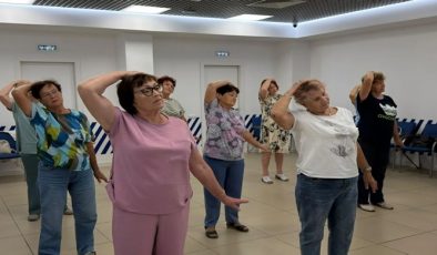 Blagoveshchensk’teki Birleşik Rusya kamu destek merkezinde emeklilere yönelik bir sağlık eğitimi düzenlendi
