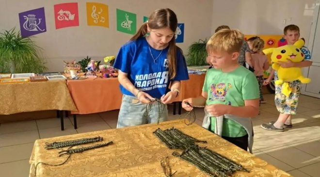 Genç Muhafızlar, Ryazan’da SVO askerleri için bileklik örme atölyesi düzenledi