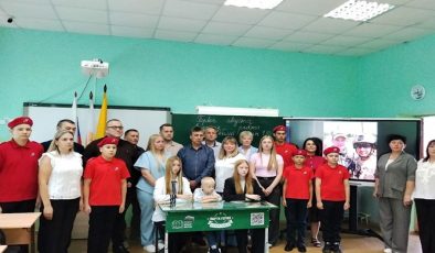 Kirov bölgesindeki bir köyde, “Yeni Okul” parti projesi kapsamında SVO katılımcılarının anısına bir Kahraman Masası açılışı yapıldı