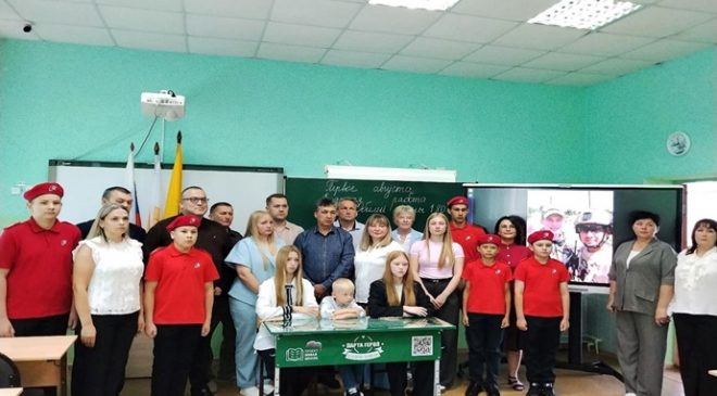 Kirov bölgesindeki bir köyde, “Yeni Okul” parti projesi kapsamında SVO katılımcılarının anısına bir Kahraman Masası açılışı yapıldı