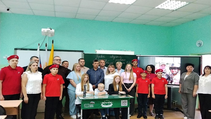Kirov bölgesindeki bir köyde, “Yeni Okul” parti projesi kapsamında SVO katılımcılarının anısına bir Kahraman Masası açılışı yapıldı