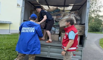 Birleşik Rusya Genç Muhafızları’ndan gönüllüler, Ural ve Uzak Doğu’daki sellerin sonuçlarını ortadan kaldırmaya yardımcı oluyor