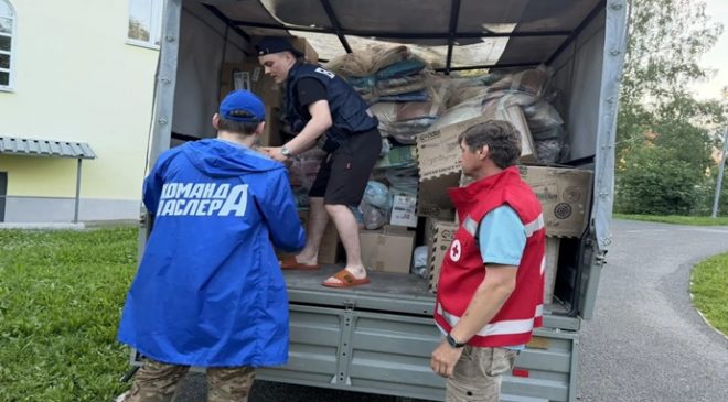 Birleşik Rusya Genç Muhafızları’ndan gönüllüler, Ural ve Uzak Doğu’daki sellerin sonuçlarını ortadan kaldırmaya yardımcı oluyor