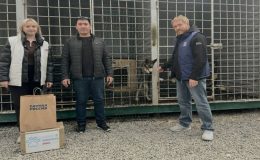 Birleşik Rusya aktivistleri Anadyr’deki bir hayvan barınağına yiyecek bağışında bulundu
