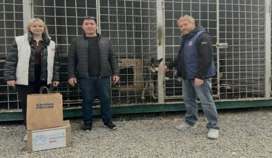 Активисты «Единой России» передали корм в приют для животных в Анадыре