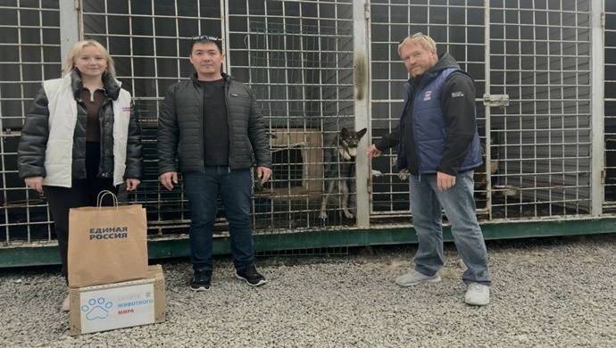 Birleşik Rusya aktivistleri Anadyr’deki bir hayvan barınağına yiyecek bağışında bulundu