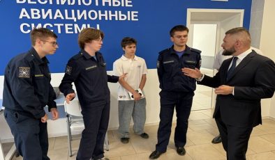 Evgeny Poddubny, insansız hava araçlarıyla çalışacak personelin eğitilmesi hakkında şunları söyledi: “Bu, teknolojik egemenliğin ve gelecek vadeden ekonomik sektörlerin gelişiminin önemli bir unsurudur.”